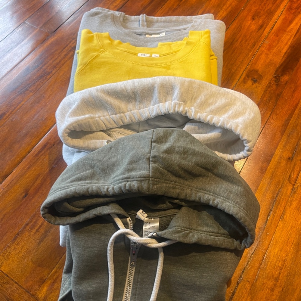 Bundle of 4 women’s hoodies/zip up❤️❤️❤️❤️